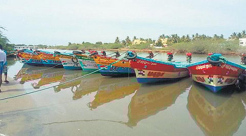 கடலூர் - காரைக்கால் மீனவர்கள் மோதல்: 16 பைபர் படகுகள் சிறைபிடிப்பு