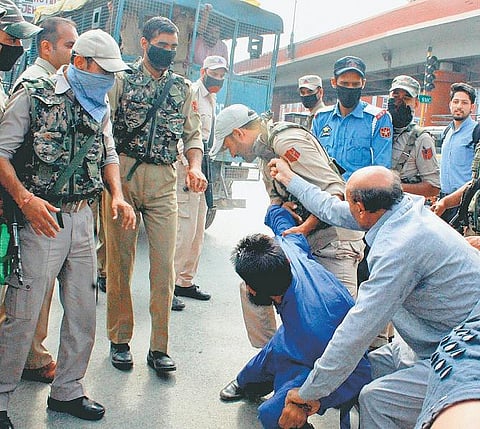 காஷ்மீர் சட்டப்பேரவையில் ஜிஎஸ்டி விவாதத்தின் போது எதிர்க்கட்சி எம்எல்ஏவை மிரட்டிய தகவல் தொழில்நுட்ப அமைச்சர்