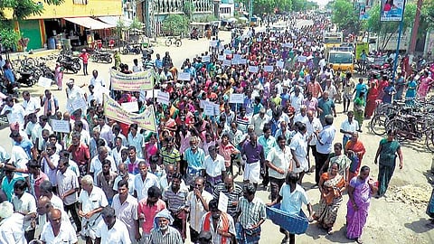 அரசின் வாக்குறுதியை ஏற்று பட்டாசு ஆலைகள் போராட்டம் வாபஸ்: தீப்பெட்டி ஆலைகள் வேலைநிறுத்தம் தொடர்கிறது