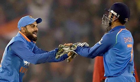 பந்தை அருமையாகவே அடிக்கிறார் தோனி; ஒரு இன்னிங்சிற்காக நாம் பொறுமை இழக்க வேண்டாம்: விராட் கோலி