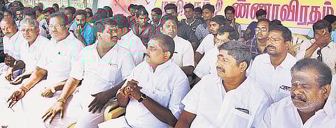 புதுச்சேரியில் மோதல் வலுக்கிறது: ஆளுநருக்கு எதிராக காங். உண்ணாவிரதம்