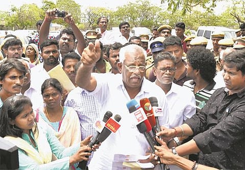 கோட்டையை முற்றுகையிட வந்த ஓய்வு பெற்ற போலீஸார், குடும்பத்தினர் கைது: போராட்டத்தில் பங்கேற்ற 3 பெண் போலீஸாரிடம் விசாரணை