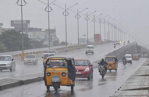 பருவமழை முன்னெச்சரிக்கை நடவடிக்கை: சாலையோரம் நீர் தேங்கும் பகுதிகளில் படிந்துள்ள மண் அகற்றம் - மாநகராட்சி நடவடிக்கை