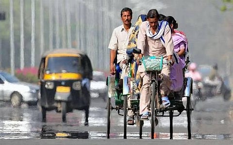 உ.பி.யில் ஆம்புலன்ஸ் தர சுகாதாரத் துறையினர் மறுப்பு: ரிக்ஷாவில் சடலத்தை கொண்டு சென்ற குடும்பத்தினர்