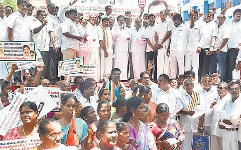 தமிழக மீனவர்கள், படகுகளை மீட்காவிட்டால் காங்கிரஸ் சார்பில் தொடர் போராட்டம்: மத்திய, மாநில அரசுகளுக்கு திருநாவுக்கரசர் எச்சரிக்கை