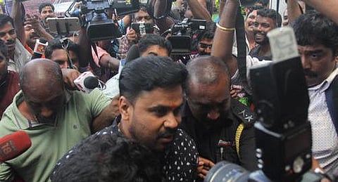 மலையாள நடிகர் திலீப் கேரள நடிகர், தயாரிப்பாளர் சங்கங்களில் இருந்து நீக்கம்