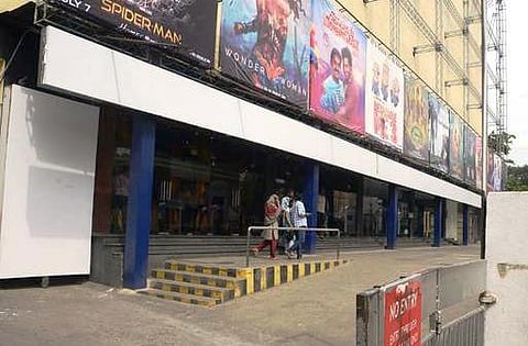 ஏறிய டிக்கெட் விலை, குறைந்த ரசிகர்கள் வருகை: தமிழக திரையரங்குகளின் அவல நிலை