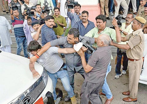 பிஹாரில் நிருபர்கள் மீது தாக்குதல்