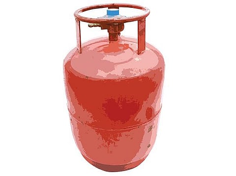 ஜிஎஸ்டி வரி விதிப்பை காரணம் காட்டி கேஸ் டெலிவரிக்கு ரூ.60 கூடுதல் கட்டணம் வசூல்: பொதுமக்களிடம் கூடுதல் தொகை பெற்று பல கோடி மோசடி