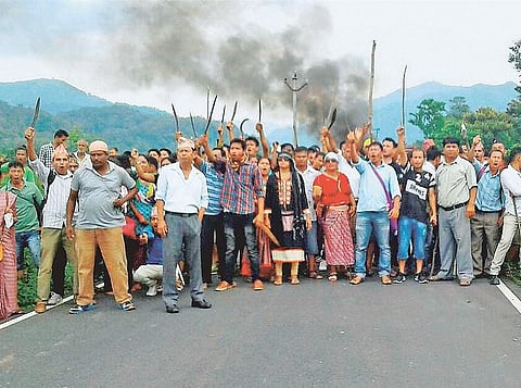 29-வது நாளாக கூர்க்காலாந்து பந்த்: சுற்றுலா அமைச்சர் கார் மீது தாக்குதல் - அரசு கட்டிடங்களுக்கு தீவைப்பு; மே.வங்கத்தில் பதற்றம்