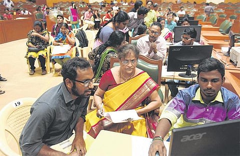 பொறியியல் படிப்புக்கு ஜூலை 17-ல் கலந்தாய்வு தொடக்கம்: அடுத்த ஆண்டு முதல் ஆன்லைன் முறை அறிமுகம்