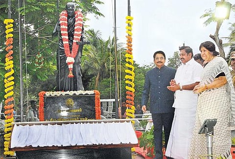 கிண்டி ஆளுநர் மாளிகையில் அவ்வையார் சிலையை ஆளுநர் திறந்து வைத்தார்