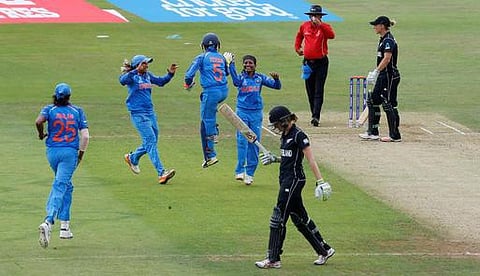 மிதாலி ராஜ் சதம்; ராஜேஸ்வரி அபார பந்து வீச்சு: நியூஸி.யை நொறுக்கி அரையிறுதியில் இந்தியா