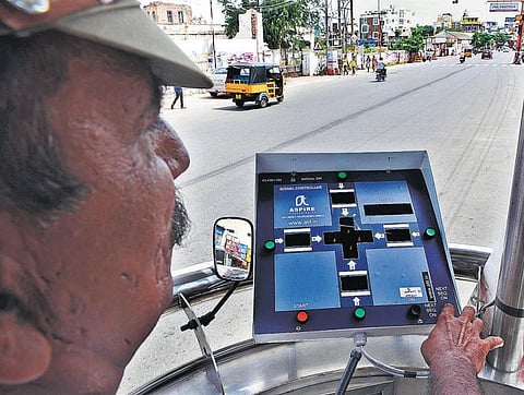 கோவையில் சிக்னல்களைக் கட்டுப்படுத்தும் கருவி அறிமுகம்: போக்குவரத்து நெரிசலுக்கு தீர்வு காண புதிய முயற்சி