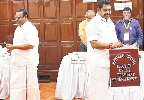 முதல் வாக்கை பதிவு செய்த முதல்வர் கே.பழனிசாமி