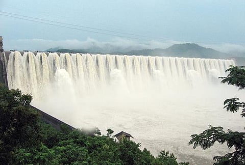 அணையில் மூழ்கிய வாழ்க்கை