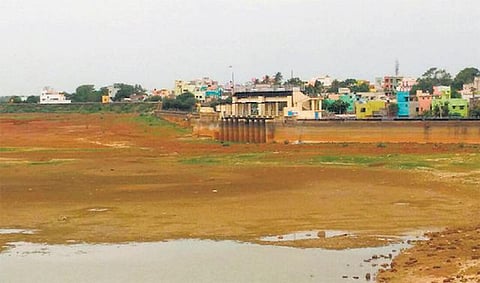 சென்னைக்கு குடிநீர் தரும் புழல் ஏரி 13 ஆண்டுகளுக்குப் பிறகு வறண்டது