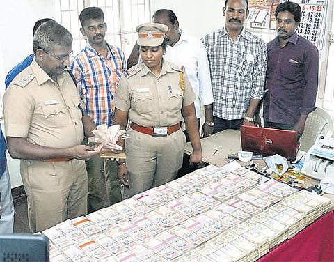 நெல்லையில் காற்றாலை மேலாளரிடம் பறிக்கப்பட்ட 3 கோடி பழைய ரூபாய் நோட்டுகள் பறிமுதல்: 12 பேர் கைது; 5 பேருக்கு வலை