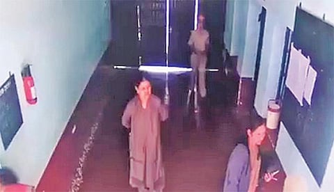 ஐஏஎஸ் அதிகாரி தலைமையில் விசாரணை தொடக்கம்: சிறையில் வண்ண உடைகளில் வலம் வரும் சசிகலா - அடுத்தடுத்து வீடியோ வெளியானதால் பரபரப்பு; சலுகைகள் பறிப்பு