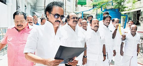 பேரவைக்குள் குட்கா, பான்மசாலா கொண்டுவந்ததால் பரபரப்பு: திமுக உறுப்பினர்கள் மீது உரிமை மீறல் பிரச்சினை - அவை உரிமை குழுவுக்கு அனுப்பினார் பேரவைத் தலைவர்