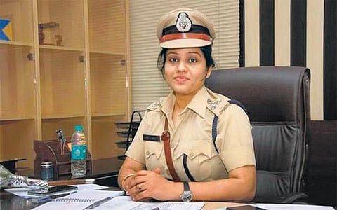 சிறை அதிகாரியின் நாற்காலியில் அமர்ந்து பார்வையாளர்களை சந்தித்த சசிகலா:
முன்னாள் டிஐஜி ரூபா பரபரப்பு பேட்டி