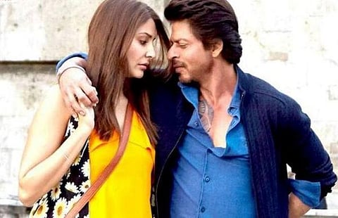 ஷாரூக் கானால் ஒரு மைக்கை கூட காதலிக்க முடியும்: அனுஷ்கா சர்மா