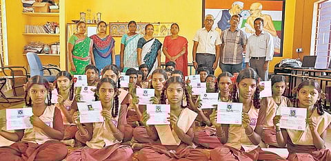 மாணவர் சேர்க்கையின் போதே வங்கிக் கணக்கு தொடக்கம்: சேமிப்பு பழக்கத்தை ஊக்குவிக்கும் அரசுப்பள்ளி