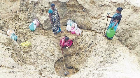 கோடை முடிந்தும் கொளுத்தும் வெயில்: குண்டாறில் ஊற்று தோண்டி குடிநீர் பிடிக்கும் கிராம மக்கள்
