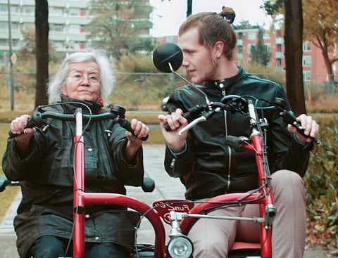 முதுமையில் தனிமை, மறக்கச் செய்த இளமை!