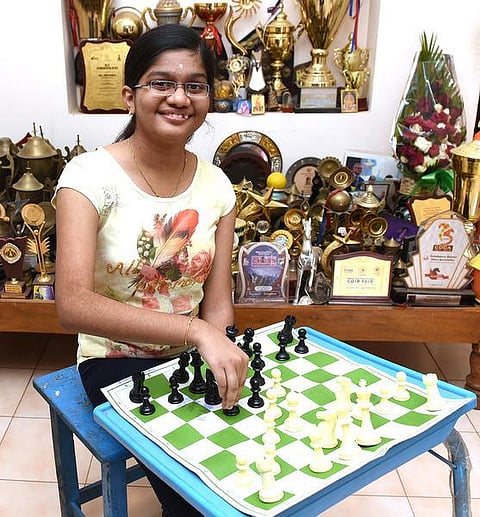 ஒரு மாணவியின் இரட்டைப் போராட்டம்!