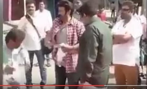 உதவியாளரை அறைந்த தெலுங்கு நடிகர் பாலகிருஷ்ணா: வைரலாகும் வீடியோ