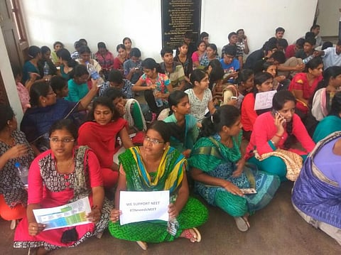 நீட் தேர்வுக்கு ஆதரவாக கோவை ஆட்சியர் அலுவலக வளாகத்தில் மாணவர்கள் உள்ளிருப்புப் போராட்டம்