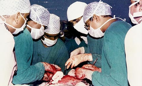 உலக ஒளிப்பட நாள்: கத்திக்குப் பதிலாக கேமரா! - - மருத்துவ ஒளிப்படக் கலைஞர் தி.சி.கி. கரன்