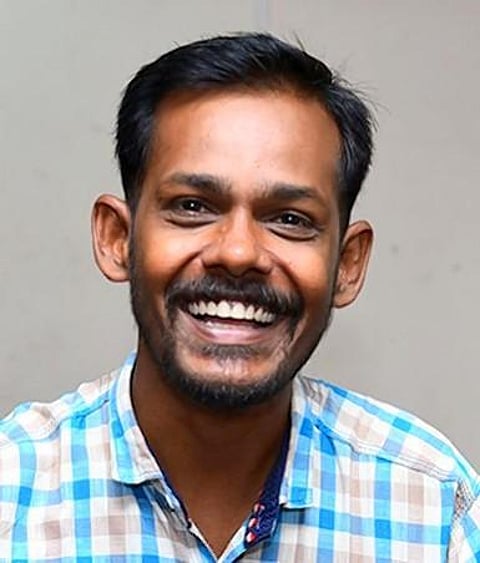 ஆதரவற்றோருக்கு அபயமளிக்கும் ‘ஹெல்ப் லைன்’: அடித்தளம் போட்டவர் அமெச்சூர் போட்டோகிராபர்!