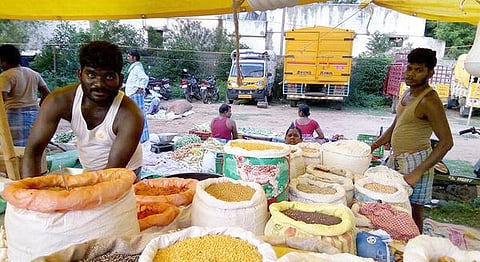 வர்றாங்க..வாங்கிட்டுப் போறாங்க..! - வாரச் சந்தைகளை வாழவைக்கும் கிராமங்கள்