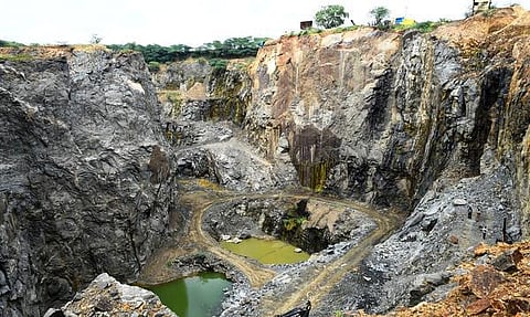 திருச்சி கல் குவாரியில் பாறை சரிந்து 2 பேர் பலி