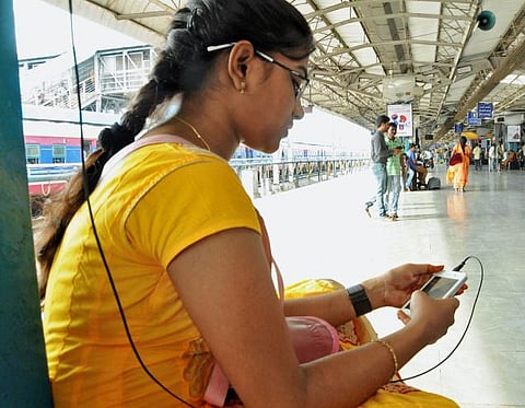 பொது இடங்களில் இலவச வைஃபை பயன்படுத்துபவரா நீங்கள்?- சைபர் குற்றவாளிகளிடம் இருந்து தப்புவது எப்படி?