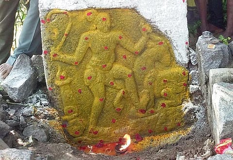 திருப்பத்தூர் அருகே ‘ஏறு தழுவல்’ வீரனின் நடுகல் கண்டுபிடிப்பு: கி.பி.15-ம் நூற்றாண்டைச் சேர்ந்தது