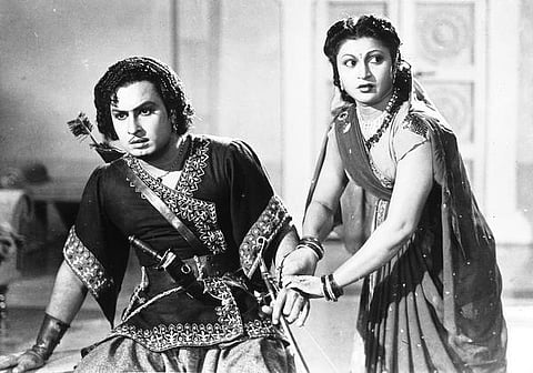 நீர்க்குமிழி: பன்முக நடிப்பின் முன்மாதிரி - மாதுரி தேவி