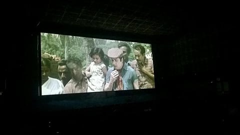 எட்டு வருசமா பழைய படம் தான்: கோவை ராயல் தியேட்டர் வெற்றி ரகசியம்