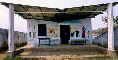 மூன்று இளைஞர்கள் முன்னுதாரணக் கழிவறைகள்