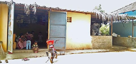 கோவை மாவட்டம் மதுக்கரை ஊராட்சி வழுக்கல் கிராமத்தில் மாட்டுத்தொழுவத்தின் நடுவே அங்கன்வாடி மையம்: சிரமப்படும் மழலைச் செல்வங்கள்