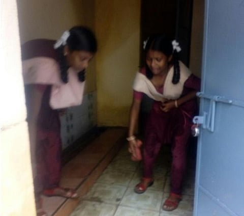 திருவள்ளூரில் தலைமை ஆசிரியை வற்புறுத்தலால் அழுதுகொண்டே பள்ளிக் கழிப்பறையை சுத்தம் செய்த மாணவிகள்: நடவடிக்கை எடுக்க ஆட்சியர் உத்தரவு