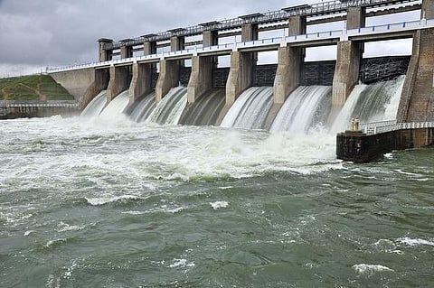 கிருஷ்ணகிரி அணை மதகு உடைந்ததால் 2-ம் நாளாக 10 ஆயிரம் கனஅடி நீர் வெளியேற்றம்: மதகு கதவை உயர்மட்ட வல்லுநர் குழு ஆய்வு