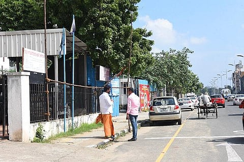 தி இந்து இணையதள செய்தி எதிரொலி: அண்ணா சாலையில் இருந்த பேனர் அகற்றம்