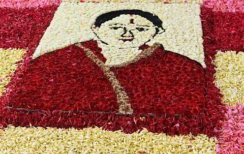 பேசும் படங்கள்: ஜெ. நினைவிடத்தில் விஷால் அஞ்சலி