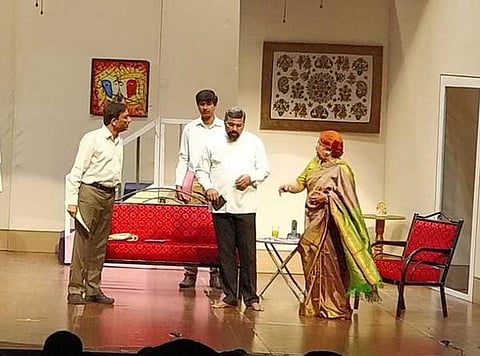 நாடக உலா: விநோத விடுமுறை