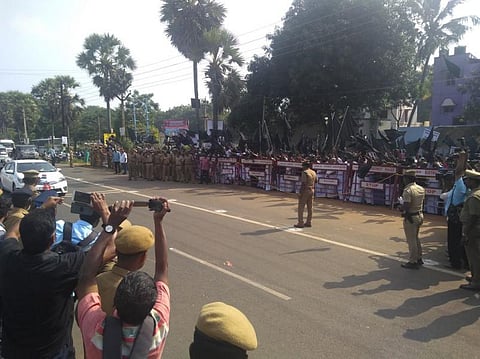 தஞ்சாவூரில் ஆய்வுப் பணிக்காக வந்த ஆளுநருக்கு எதிராக திமுகவினர் கருப்புக் கொடி
