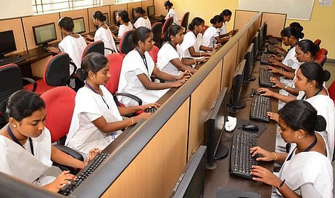 உயர்கல்வியை தொடர முடியாதோருக்கு தரமான தொழிற்கல்வி; வங்கி பணியை ராஜினாமா செய்து சமுதாய கல்லூரி தொடக்கம்: 10 ஆண்டுகளாக தொடரும் கல்விச் சேவை