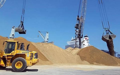 மணல் இறக்குமதிக்கு அரசின் கட்டுப்பாடுகள் : தமிழக ஆறுகள் தப்பிக்குமா?